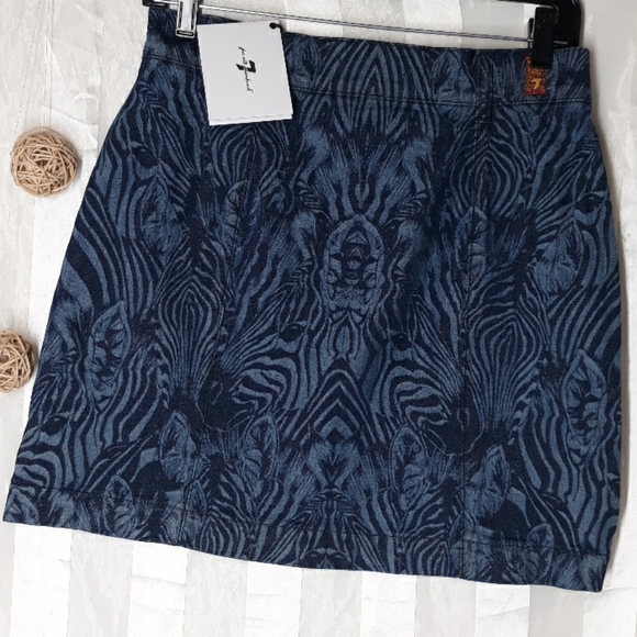 7 FAM Zebra-print Button-Front Midi Skirt - Picture 7 of 7